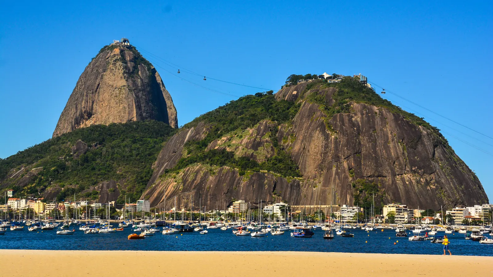 Pão de Açúcar e Morro da Urca vistos da enseada de Botafogo