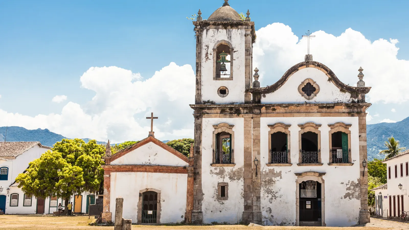 Fachada branca da Igreja de Santa Rita, em Paraty