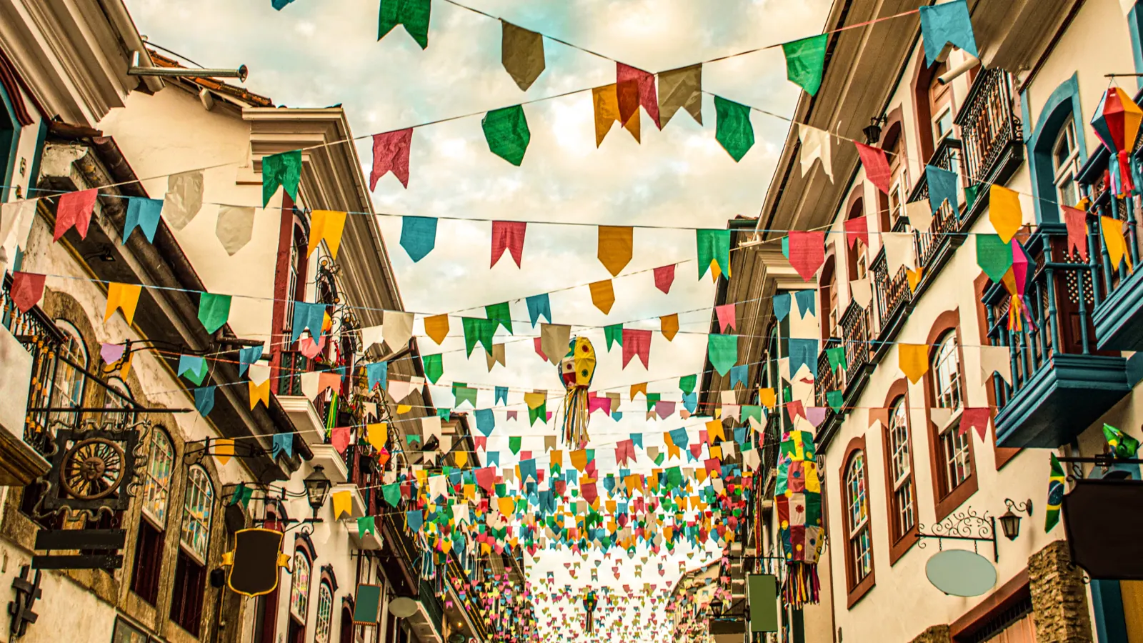 Rua enfeitada com bandeirinhas coloridas de festa junina