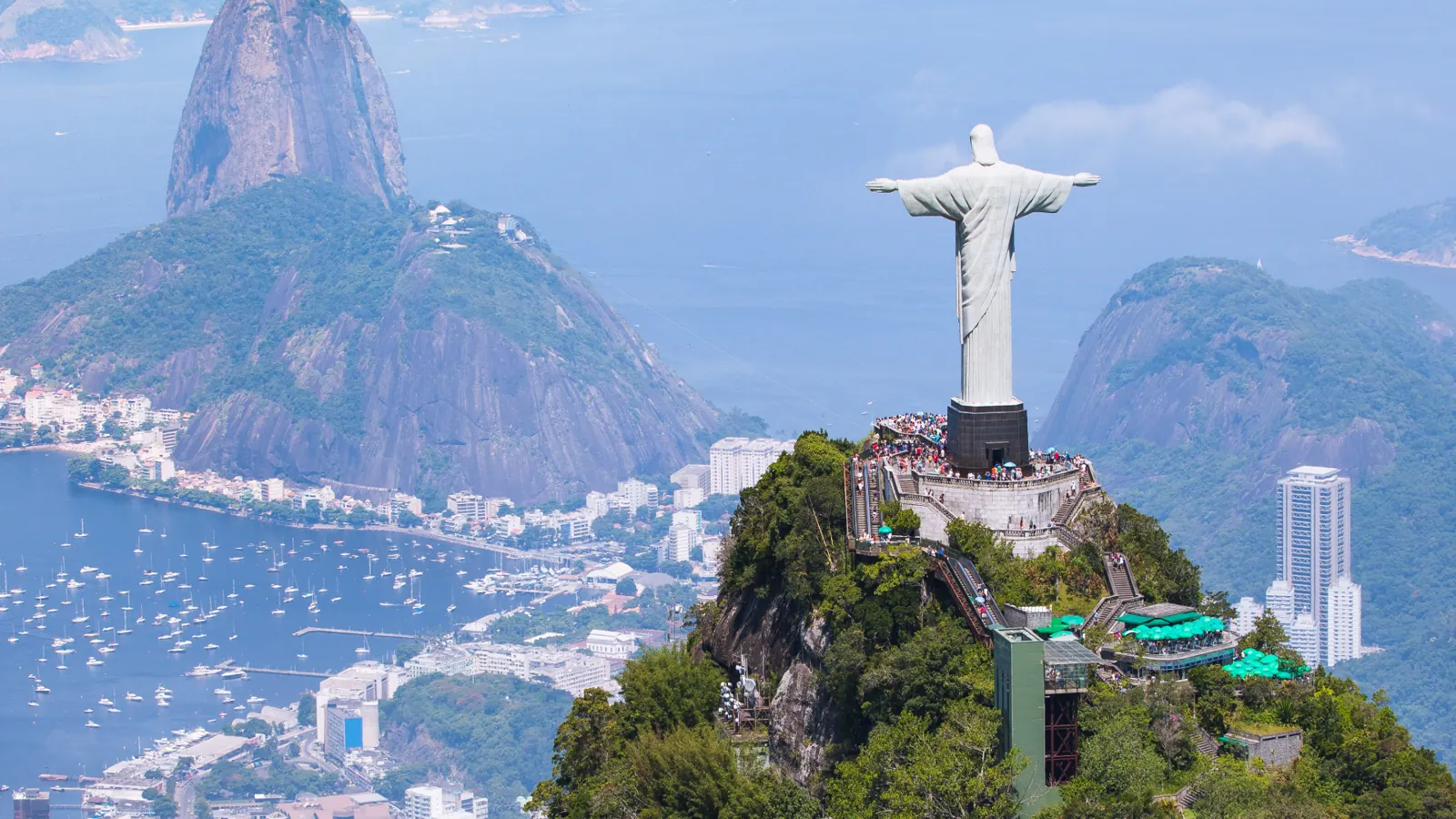 Cristo Redentor no alto do Corcovado, com o Pão de Açúcar ao fundo
