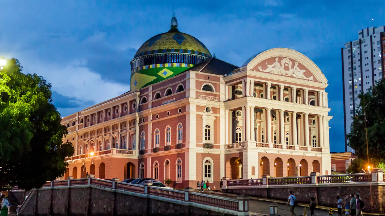 Fachada rosa do Teatro Amazonas com a cúpula colorida
