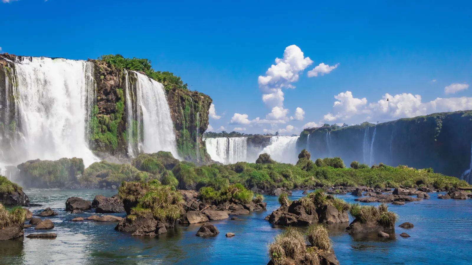 Quedas das Cataratas do Iguaçu sob céu azul